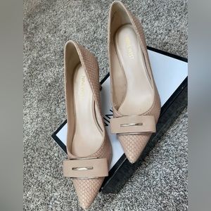 Nine West size 7.5 pumps.